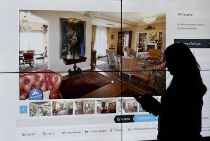 Una mujer contempla el anuncio de una vivienda en una web inmobiliaria.