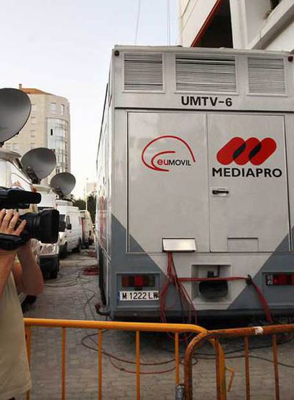 Una unidad móvil de Mediapro el sábado en el estadio del Sevilla.