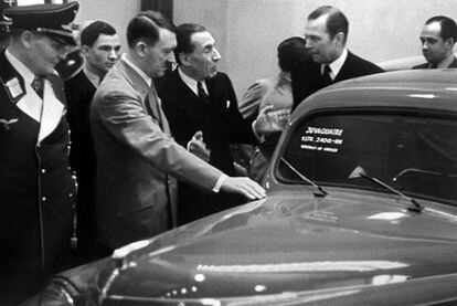 Louis Renault (centro) presenta uno de sus coches a Adolf Hitler ante otros líderes nazis en 1937.