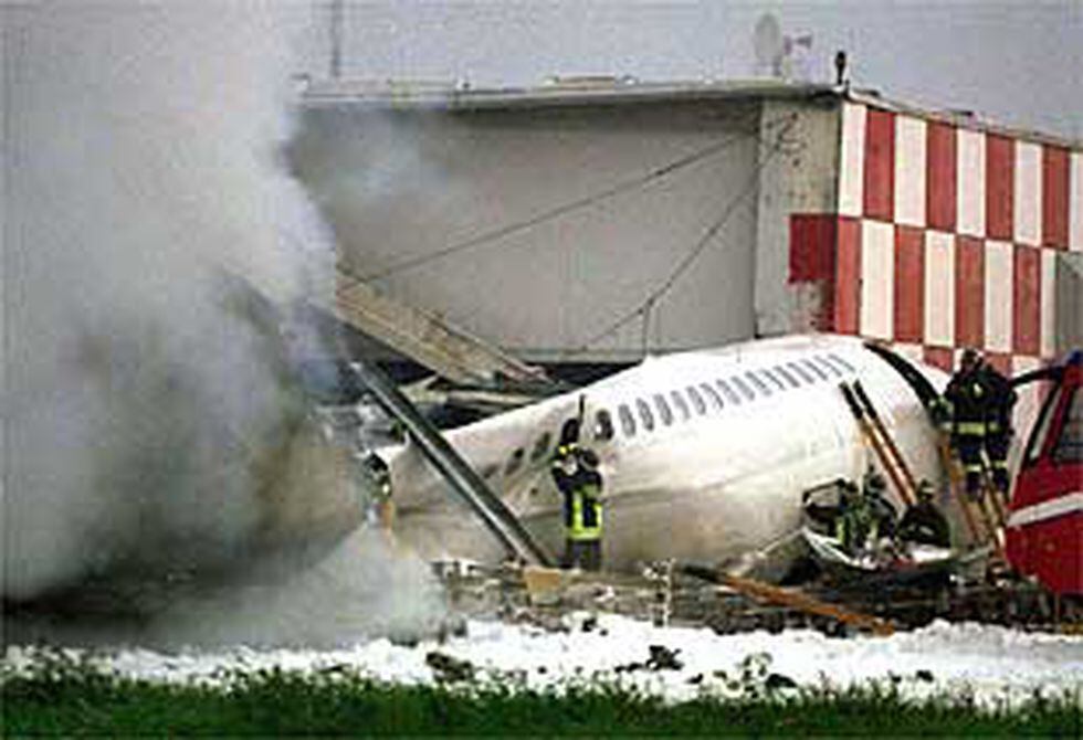 El choque entre un avión y una causa 118 muertos en Milán
