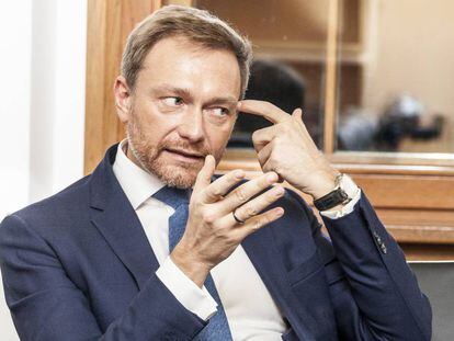 Christian Lindner, líder del partido liberal alemán, durante una entrevista en su nuevo despacho en el Parlamento.