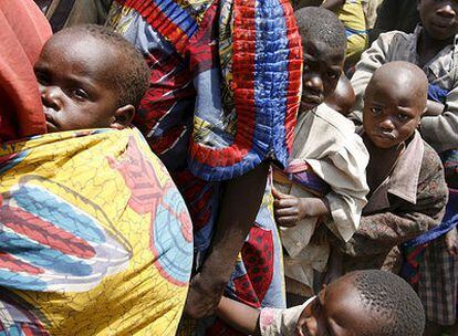 Madres con sus hijos hacen cola para recibir galletas altamente energéticas para niños en un importante centro médico de Kibati