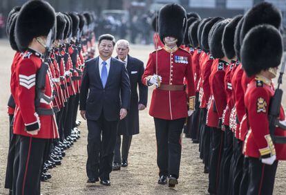 El príncipe Philip junto a Xi Jinping pasa revista a la guardia real en Londres.