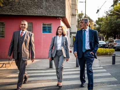 Tres oficinistas caminan en una calle en Ciudad de México.