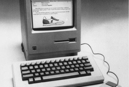 El Macintosh 128K revolucionó el mercado por sus características técnicas en 1984. Fue el primer ordenador personal que usaba una interfaz gráfica de usuario (GUI) y un ratón en lugar de la línea de comandos. Era accesible y amable, algo esencial en aquella época en la que nadie estaba familiarizado con estas máquinas caseras. Una nueva era había comenzado. En la imagen, Steve Jobs enseña en 2011 la computadora con la que inauguró su imperio. "Estamos a las puertas de un avance revolucionario, algo que cambiará la vida de mucha gente. Tanto como lo hizo el teléfono", dijo Jobs cuando lanzó su primer producto.