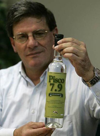 El ministro de Producción peruano, Rafael Rey, presenta la botella 'Pisco 7,9'