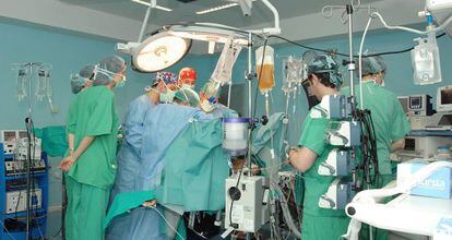 Un equipo m&eacute;dico andaluz, durante un trasplante hep&aacute;tico.