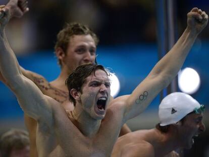 Clement Lefert celebra la victoria en los 4x100.