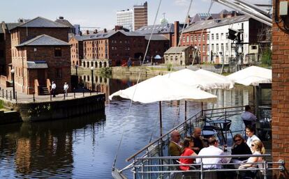 Una terraza en los antiguos muelles portuarios de Leeds.