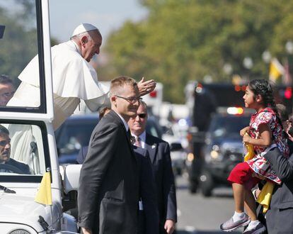 El papa Francisco da su bendición a una niña durante el desfile por las calles de Washintgton (Estados Unidos).