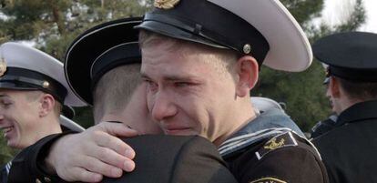 Un cadete ucranio que deja Sebastopol se despide emocionado de un compa&ntilde;ero que ha decidido permanecer en la Escuela Naval.