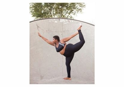 Yoga es esfuerzo, silencio, paciencia, dedicación y devoción, dicen los gurús indios. Es la unión de la respiración con el movimiento para conseguir a través de ellos calmar la mente. No tiene nada que ver con exhibir cuerpos perfectos (según los cánones establecidos). Esto demuestran Dana Falsetti, Jessamyn Stanley, Anna Guest-Jelley o Brittany Danielle. Puede que no les suenen de nada, pero estas mujeres estadounidenses son los mejores ejemplos de lo que han llamado ‘curvy yoga’ (yoga con curvas). Las siguientes imágenes de sus cuentas de Instagram demuestran que todo el mundo tiene un cuerpo idóneo para hacer yoga. Lo difícil es el aguantar el equilibrio, se pese lo que se pese.