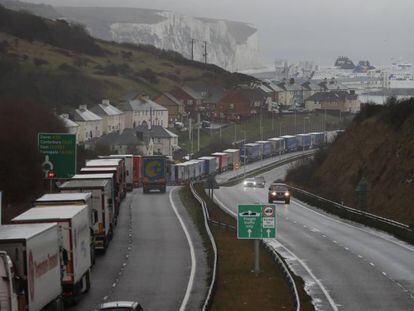 Fila de camiones en la proximiadades de Dover (Reino UNido), al fondo. 
