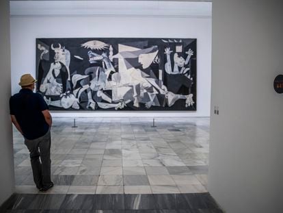 Un visitante observa 'Guernica', de Pablo Picasso, en el museo Reina Sofia de Madrid, el pasado agosto.