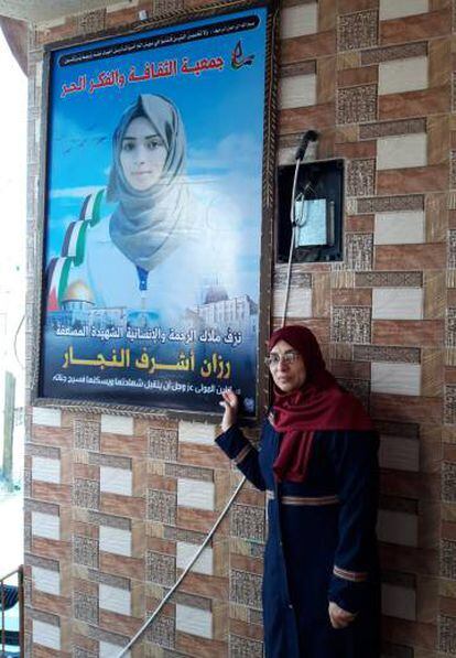 Sabrin al Najar, junto al retrato de su hija abatida por un francotirador israelí.
