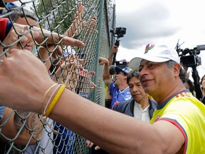 El candidato presidencial, Gustavo Petro, saluda a sus simpatizantes, tras jugar un partido de fútbol en Bogotá este fin de semana.