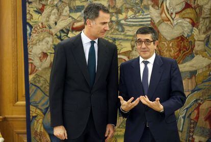El rey Felipe VI (i), con el presidente del Congreso, Patxi López, el lunes.