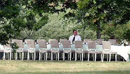 Gerhard Schröder espera a los miembros de su Gobierno para comer, ayer en el parque del castillo de Neuhardenberg.