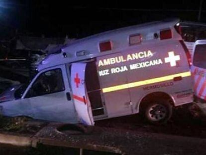 La ambulancia, tras caer en el hoyo.