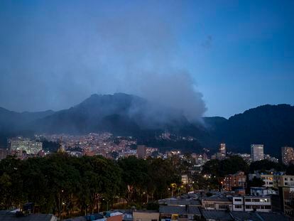 El incendio arde en el cerro El Cable, llenando Chapinero de humo, este viernes.