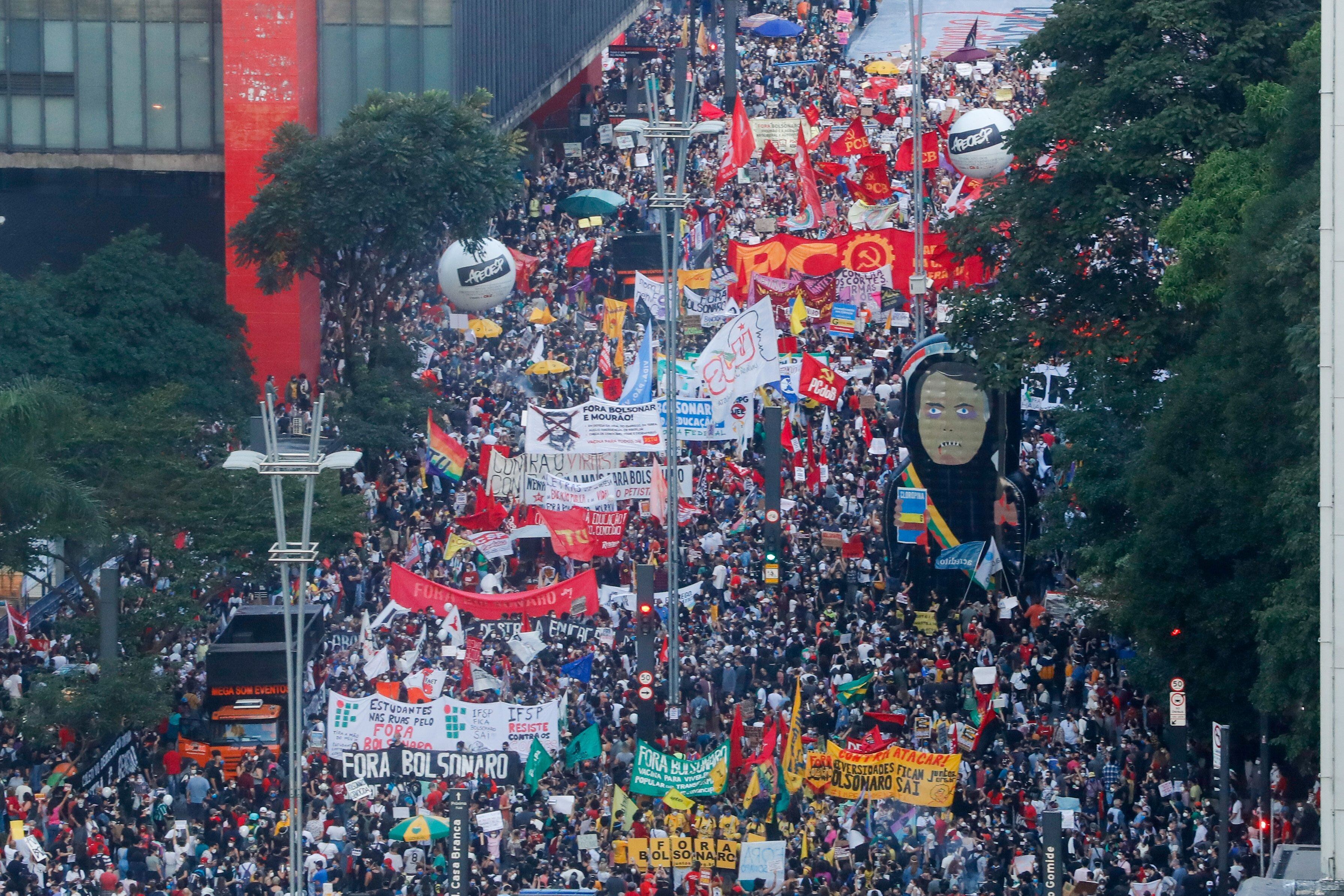 -FOTODELDIA- AME1773. SAO PAULO (BRASIL), 29/05/2021.- Ciudadanos se movilizan en una jornada de manifestaciones contra el presidente de Brasil, Jair Bolsonaro, y en rechazo a sus políticas de contención de la pandemia de covid-19, hoy, en Sao Paulo (Brasil). EFE/ Fernando Bizerra
