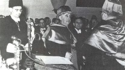 Franco, investido doctor honoris causa por la Universidad de Santiago en 1965. Fotograf&iacute;a del libro Inmunda escoria, de Ricardo Gurriar&aacute;n.