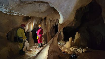 Dos expertos, en una de las visitas a la cueva de las Estegamitas en La Araña (Málaga).