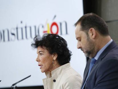 José Luis Ábalos e Isabel Celaá, durante la rueda de prensa posterior al Consejo Ministros.