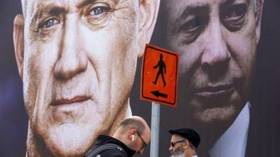 Carteles del centrista Gantz y del conservador Netanyahu en Tel Aviv.