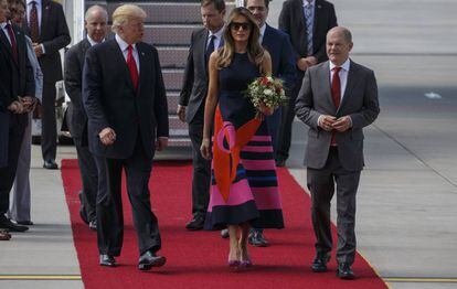 Donald J. Trump y Melania Trump, con un diseño de Delpozo a su llegada a Polonia.