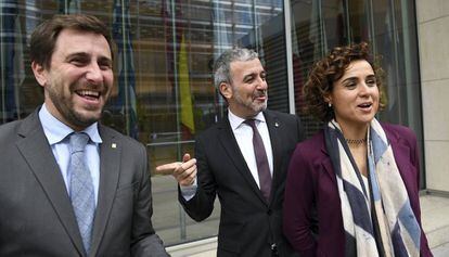 La ministra espanyola de sanitat, Dolors Montserrat (d) el conseller Antoni Comín (c) i el tinent d'alcalde de Barcelona Jaume Collboni (e) a la seva sortida de l'EMA.