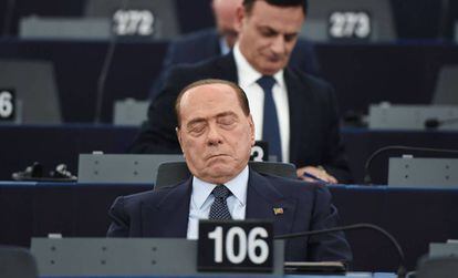 Berlusconi duerme en su primer día en la Eurocámara.