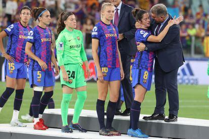  El presidente del Barcelona, Joan Laporta, consuela a sus jugadoras tras perder por 1-3 ante el Lyon.