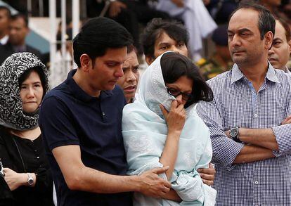 Familiares de uno de los asesinados en el atentado de Dacca, en una ceremonia por su memoria este lunes en la capital de Banglad&eacute;s.