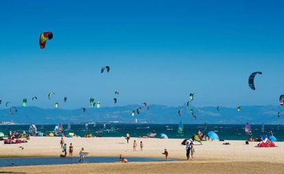 La playa de Valdevaqueros, en Tarifa (Cádiz), repleta de velas de kitesurf y windsurf.
