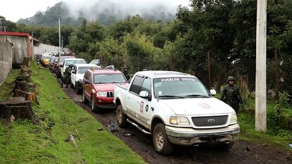 Un operativo contra el grupo de autodefensas de Pueblos Unidos, en el municipio Salvador Escalante, Michoacán (México), este sábado.