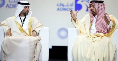 El ministro de Petróleo emiratí, Suhail al Mazrouei (izquierda), y el ministro saudí de Energía e Industria, Khalid Al Falih, en la Conferencia Internacional de Petróleo de Abu Dabi en noviembre.