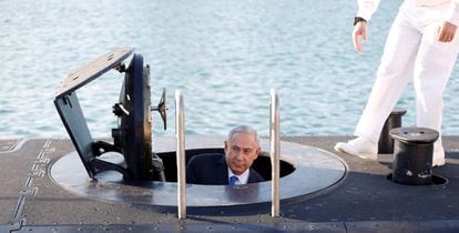 Benjam&iacute;n Netanyahu, en una visita a un submarino en el puerto de Haifa.