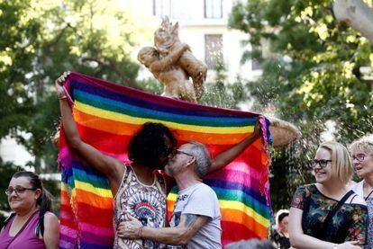 Una pareja se besa durante la manifestación del Orgullo 2019, en Madrid. 