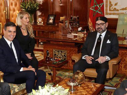 El presidente del Gobierno español, Pedro Sánchez, y el rey Mohamed VI de Marruecos durante el encuentro mantenido hoy en el Palacio Real de Rabat en noviembre de 2018.