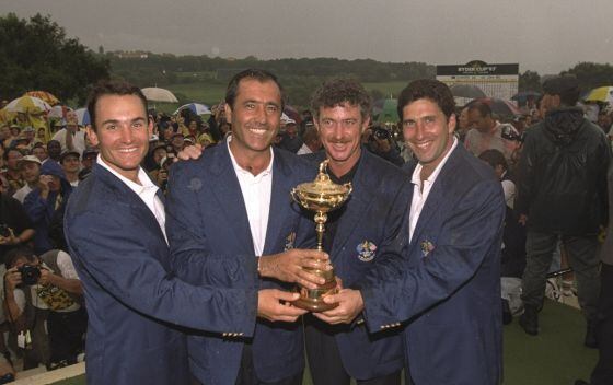 Ignacio Garrido, Seve Ballesteros, Miguel Ángel Jiménez y Chema Olazabal, con el trofeo de 1997.