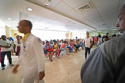 La entrada del hospital materno infatil San Lorenzo de Los Mina atestado de pacientes.
