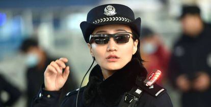 Una agente de polic&iacute;a en Zhengzhou usando las gafas con tecnolog&iacute;a de reconocimiento facial.