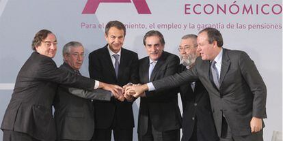 De izquierda a derecha, Rosell, Toxo, Zapatero, Gómez, Méndez y Terciado durante la firma del pacto en La Moncloa.