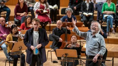 El director de orquesta Masaaki Suzuki, a la derecha, durante un ensayo con el Bach Collegium Japan en el Auditorio Nacional en Madrid a primeros de noviembre.