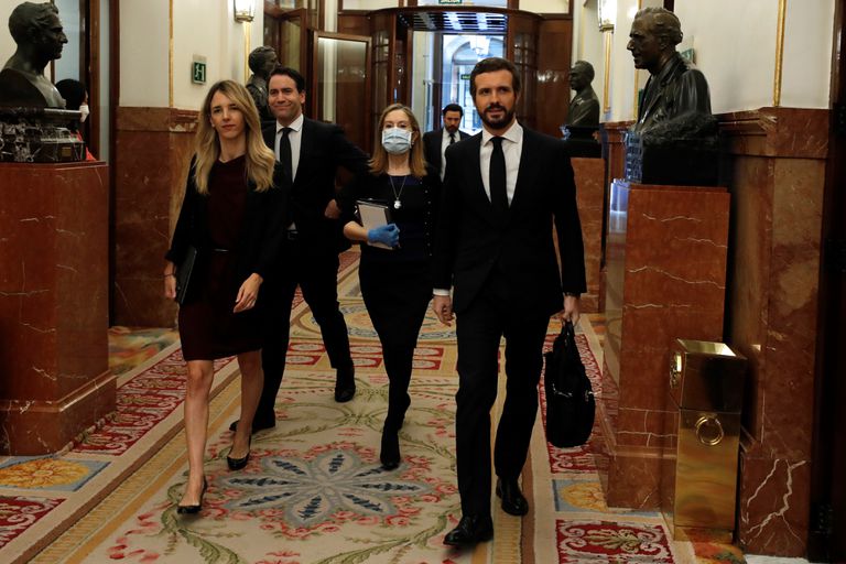 Pablo Casado y Cayetana Álvarez de Toledo, este miércoles en los pasillos del Congreso, seguidos de Ana Pastor, con mascarilla, y Teodoro García-Egea.