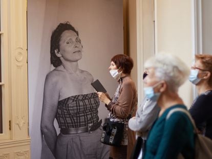 Visitantes al lado de imagen de Gala en la exposición 'Leda Atómica y otras representaciones de Gala en las obras de Salvador Dalí'.