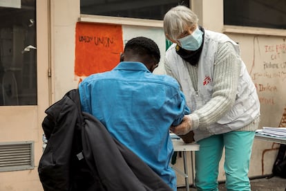Médicos sin Fronteras ha desplegado una misión específica para ayudar a los menores no acompañados que viven en las calles de París. La ONG ha organizado consultas para tratar lesiones y diversas dolencias relacionadas con la precaria situación de los jóvenes migrantes, que en alguna ocasión necesitan derivar a un hospital para recibir el tratamiento adecuado.