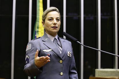 La diputada brasileña y ex-agente de la Policía Militar Katia Sastre da un discurso con su uniforme de cabo.