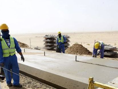 Varios obreros trabajan en la proximidades de la localidad de Jeddah en las obras del proyecto del AVE qeu unir&aacute; La Meca con Medina.